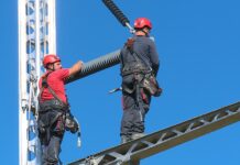 Dva 23-metrska stebra za izredne razmere: v Cirkovcah vadilo vseh pet elektrodistributerjev Postavitev začasnega havarijskega stebra na elektroenergetskem poligonu v Cirkovcah