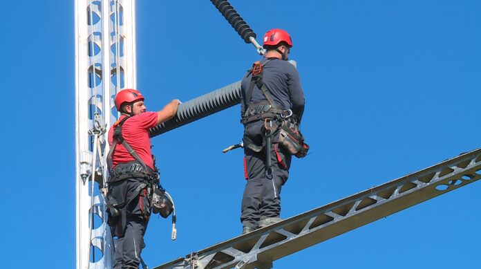 Postavitev začasnega havarijskega stebra na elektroenergetskem poligonu v Cirkovcah