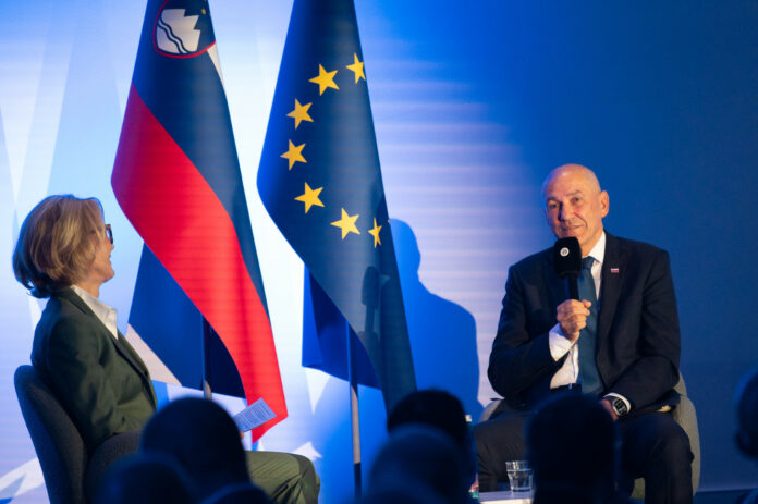 Janez Janša v pogovoru na poslovnem zajtrku AmCham Slovenija