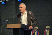 Minister Janez Cigler Kralj za govorniškim pultom nagovarja zbrane ob odprtju pete faze namakalnega sistema v Ormožu.