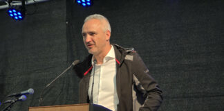 Minister Janez Cigler Kralj za govorniškim pultom nagovarja zbrane ob odprtju pete faze namakalnega sistema v Ormožu.