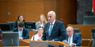 moški za govorniškim pultom
