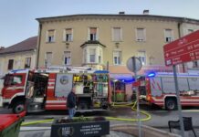 Požar v jedru Ptuja: 85 gasilcev na terenu, dve osebi odpeljali v bolnišnico Gasilska vozila pred poslovno-stanovanjskim objektom v Dravski ulici na Ptuju po požaru