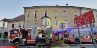 Gasilska vozila pred poslovno-stanovanjskim objektom v Dravski ulici na Ptuju po požaru