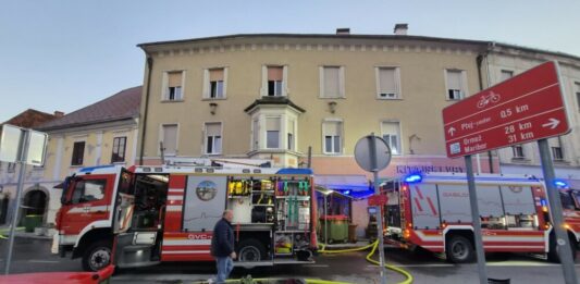 Požar v jedru Ptuja: 85 gasilcev na terenu, dve osebi odpeljali v bolnišnico Gasilska vozila pred poslovno-stanovanjskim objektom v Dravski ulici na Ptuju po požaru