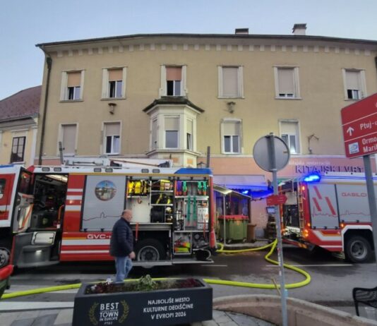 Gasilska vozila pred poslovno-stanovanjskim objektom v Dravski ulici na Ptuju po požaru