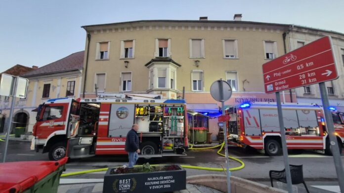 ptuj-pozar-dravska-lokalec-20261023 Gasilska vozila pred poslovno-stanovanjskim objektom v Dravski ulici na Ptuju po požaru