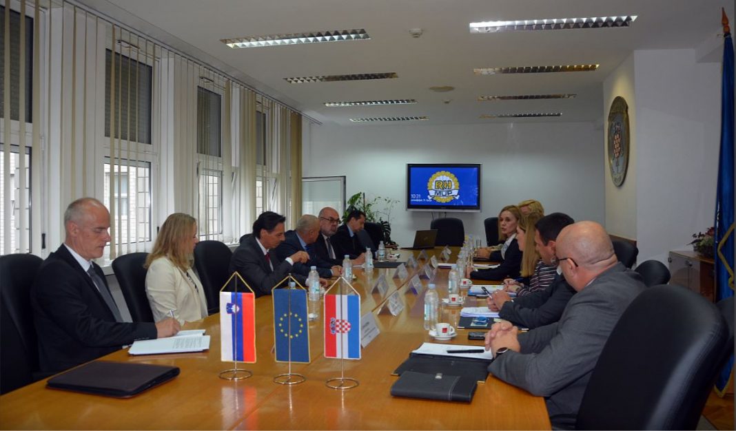 Slovenska in hrvaška delegacija na sestanku