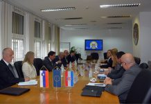 Slovenska in hrvaška delegacija na sestanku
