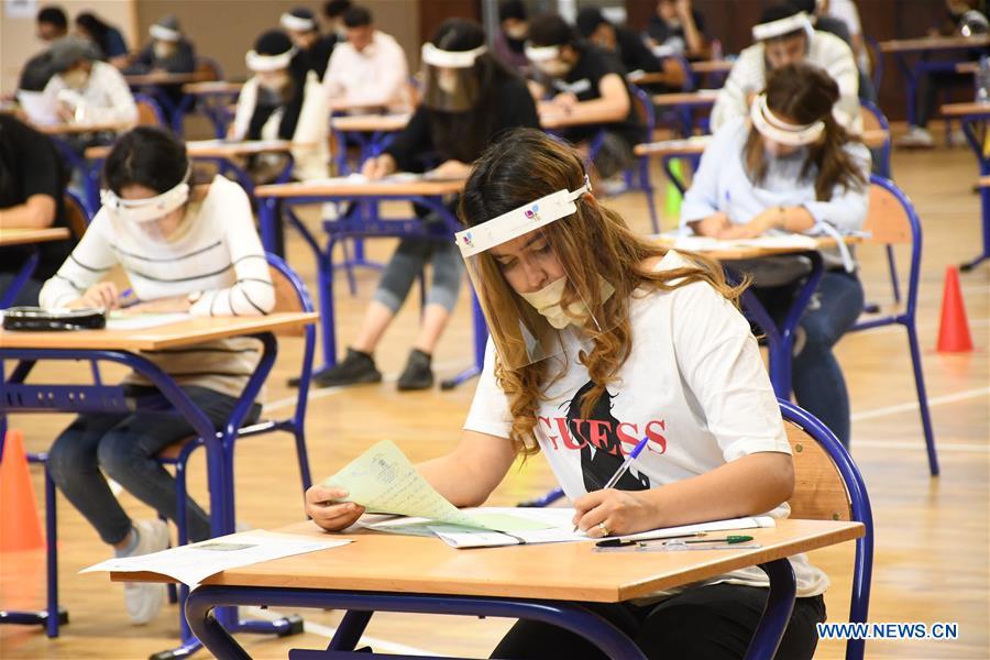 Študenti, ki nosijo maske in ščiti, sodelujejo na sprejemnem izpitu na fakulteti v Saleu v Maroku, 3. julija 2020.